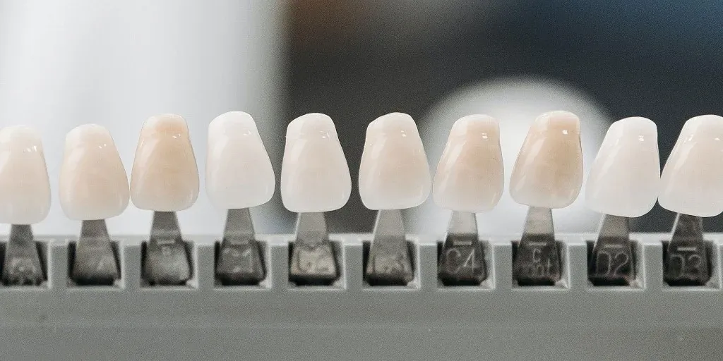 Cross-polarized shade photograph removing surface glare from an anterior tooth